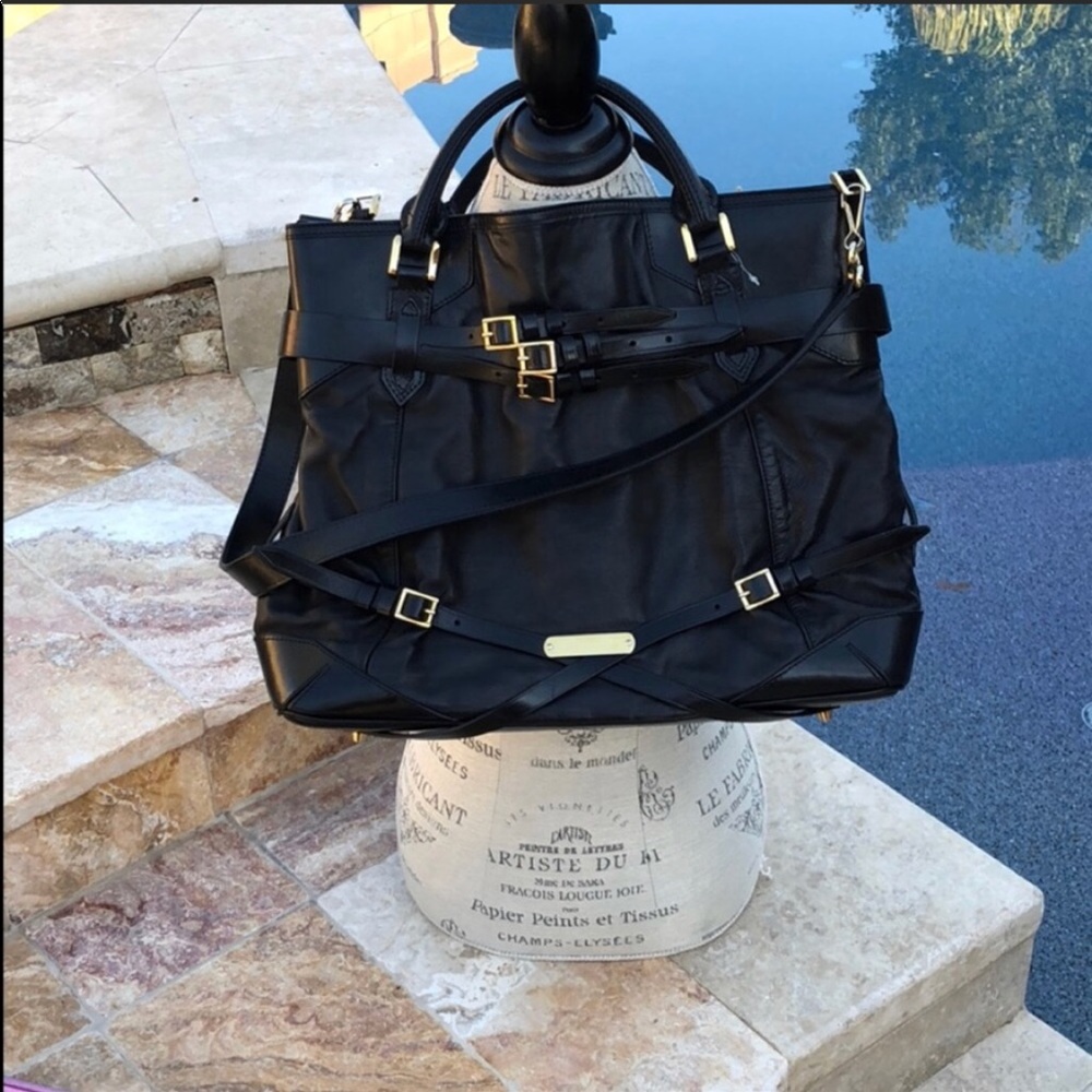 Burberry XL black purse in excellent condition